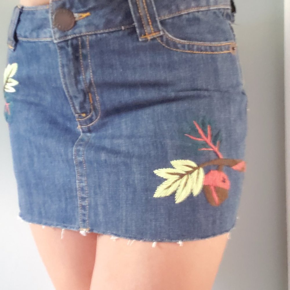 Denim skirt with embroidered squirrel, acorns, and leaves - Picture 4 of 7